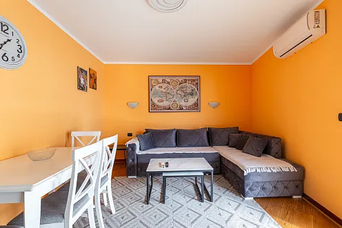 6752 Zwei Wohnungen je 57 m² in Rafailovići, erste Reihe